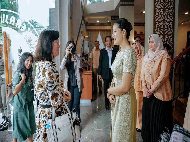 Kahiyang Ayu Perkenalkan Wastra Khas Sumut kepada Istri Dubes AS